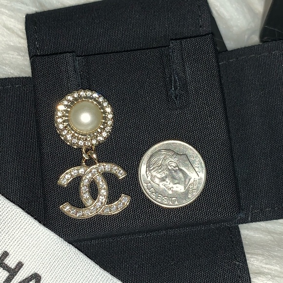 ❌❌SOLD❌❌21B CC dangling earrings with pearl and crystals - Picture 5 of 8